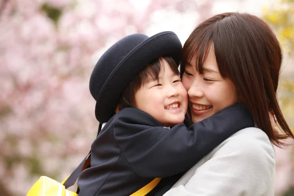 Retrato Uma Feliz Mãe Asiática Seu Filho — Fotografia de Stock