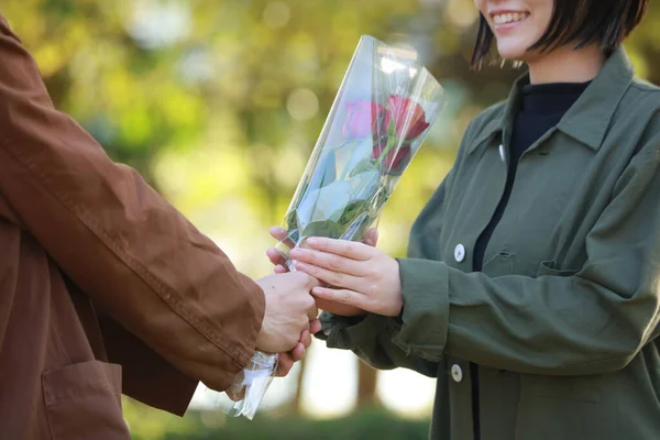 Jong Aziatisch Vrouw Ontvangst Boeket Van Man — Stockfoto