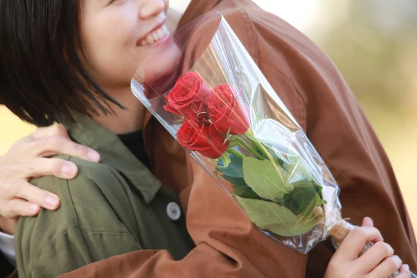 Joven Asiático Pareja Con Bouquet Abrazando Parque — Foto de Stock