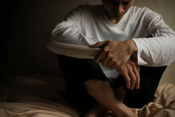 Πορτρέτο Του Στρεσαρισμένου Ασιάτη Που Κάθεται Στο Κρεβάτι — Φωτογραφία Αρχείου