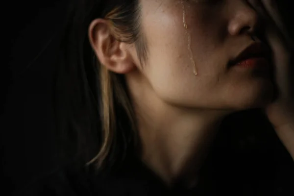 Porträt Einer Weinenden Japanerin Auf Dunklem Hintergrund — Stockfoto