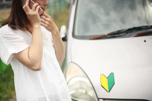Zestresowana Azjatka Rozmawia Przez Telefon Pobliżu Zepsuty Samochód Zewnątrz — Zdjęcie stockowe