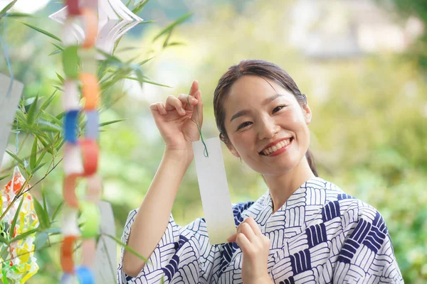 Прекрасна Японська Жінка Прикрашає Дерево Танзаку Висить Фестивалі Танабата — стокове фото