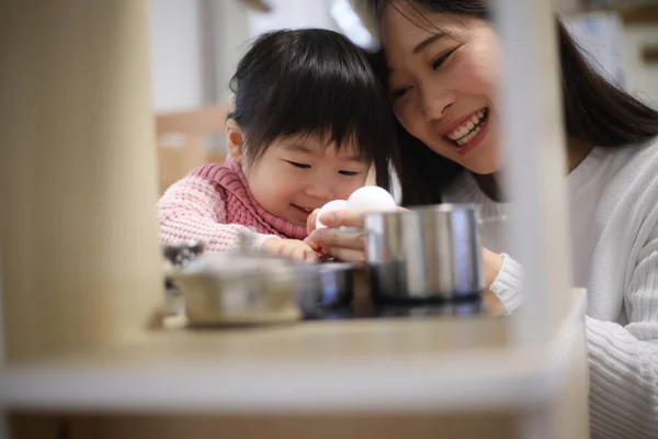 Mutter Und Tochter Spielen Hause — Stockfoto