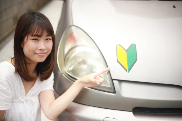 Arabadaki Shoshinsha Işaretini Gösteren Genç Bir Kadın — Stok fotoğraf