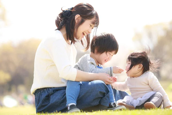 Glad Ung Mamma Kopplar Med Barnen Sommarparken — Stockfoto