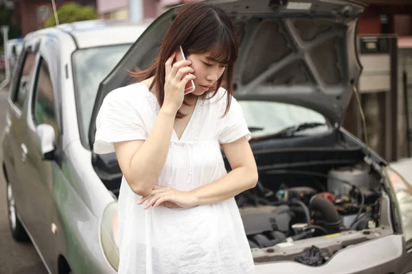 Στρεσαρισμένη Ασιάτισσα Μιλάει Στο Τηλέφωνο Κοντά Σπασμένο Αυτοκίνητο Εξωτερική — Φωτογραφία Αρχείου