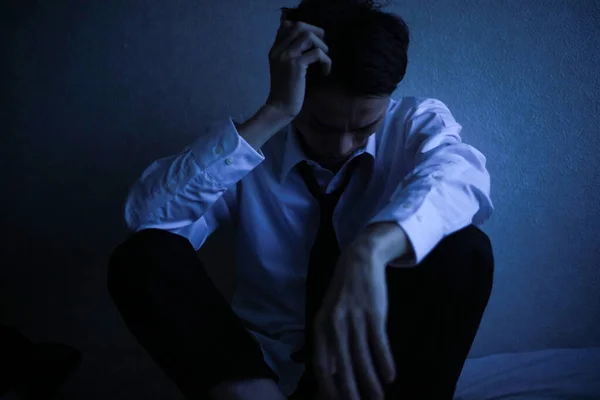 Retrato Estressado Asiático Homem Sentado Cama — Fotografia de Stock