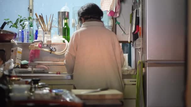 Mulher Japonesa Cortando Tentáculos Polvo Tábua Corte — Vídeo de Stock