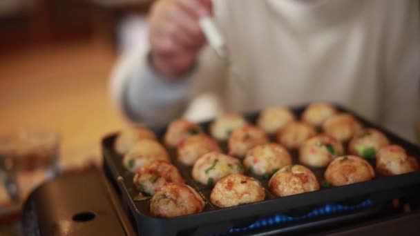 Vrouwen Rollen Rijstballen Met Zeevruchten Het Fornuis — Stockvideo