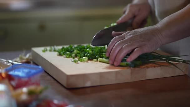 Mujer Japonesa Cortando Cebolletas Frescas Mesa Cocina — Vídeo de stock