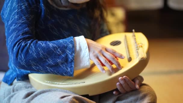 Frau Übt Auf Traditionellem Japanischen Musikinstrument Koto Spielen — Stockvideo