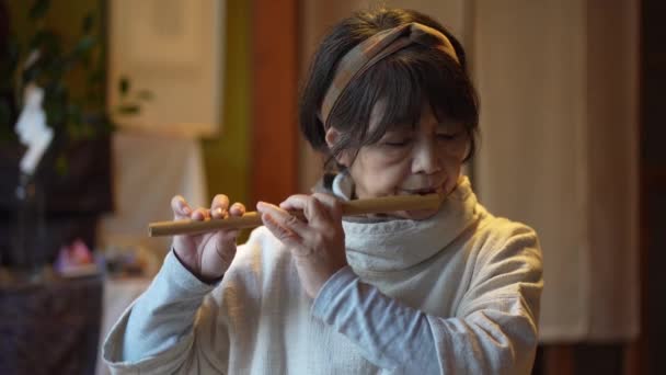 Sênior Asiático Mulher Tocando Flauta — Vídeo de Stock