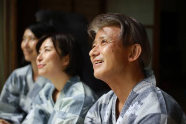 Kimono giymiş mutlu bir Asyalı ailenin portresi. 