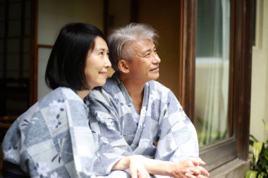 Asyalı yaşlı çift gülümsüyor