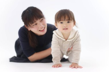 Beyaz arka planda Asyalı kadın ve kızı