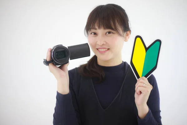 Asiatische Frau Mit Einer Kamera Auf Weißem Hintergrund — Stockfoto