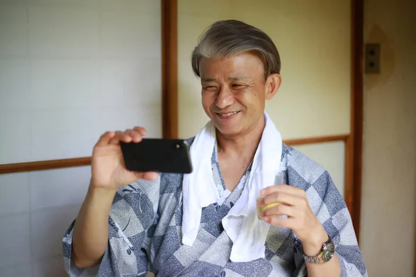 Senior Asiatisk Man Med Hjälp Smartphone — Stockfoto