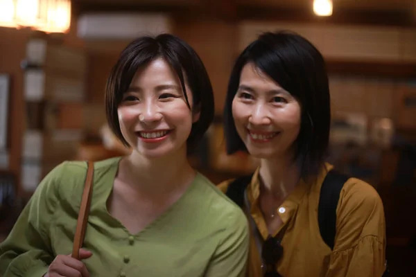 Портрет Улыбающихся Молодых Азиатских Женщин Проводящих Время Вместе — стоковое фото