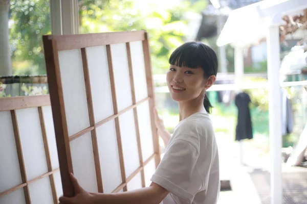 障子戸の若い日本人女性 — ストック写真