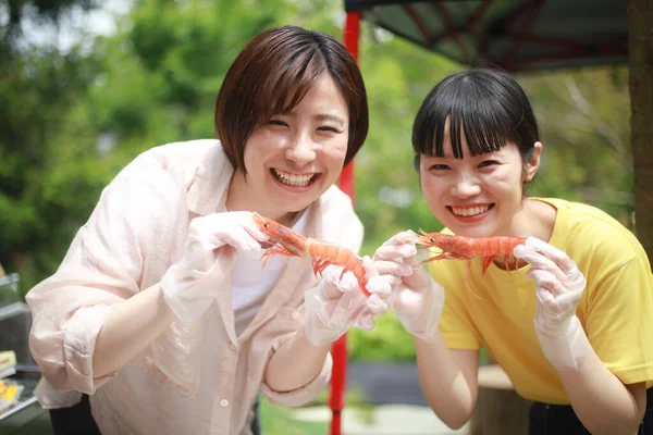 Щасливі Молоді Азіатські Жінки Смажать Їдять Креветки Відкритому Повітрі — стокове фото