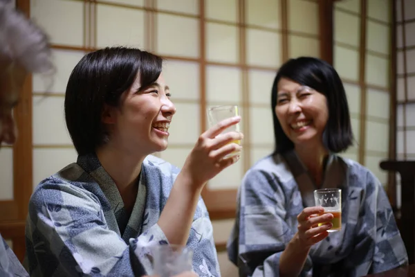 Група Щасливих Азіатських Друзів Кімоно Пиво Японському Ресторані — стокове фото