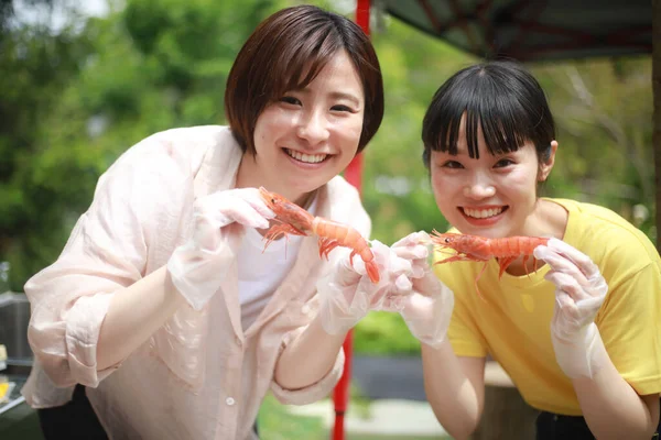 Glada Unga Asiatiska Kvinnor Grilla Och Äta Räkor Utomhus — Stockfoto