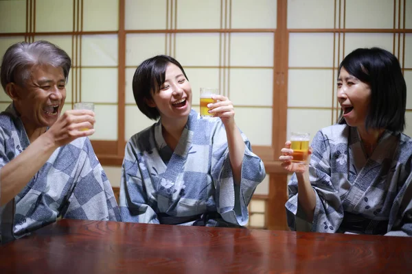 Egy Csapat Boldog Ázsiai Barát Kimonóban Sört Iszik Japán Étteremben — Stock Fotó
