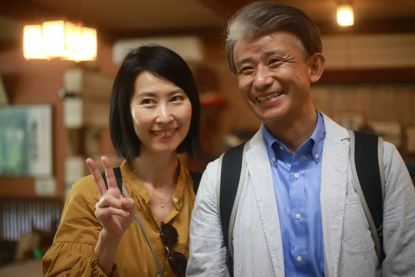 Gülümseyen Japon Resepsiyonist Yaşlı Çifte Otel Odasını Gösteriyor — Stok fotoğraf