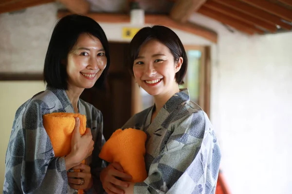 Sarı Havluları Olan Mutlu Gülümseyen Japon Kadınlar Sıcak Bahar Banyosuna — Stok fotoğraf