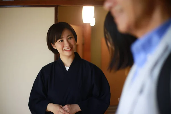 Mosolygó Japán Recepciós Bemutatja Hotel Szoba Idős Pár — Stock Fotó