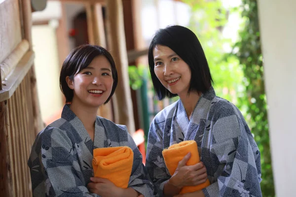 Счастливые Улыбающиеся Японки Желтыми Полотенцами Готовятся Горячей Весенней Ванне — стоковое фото
