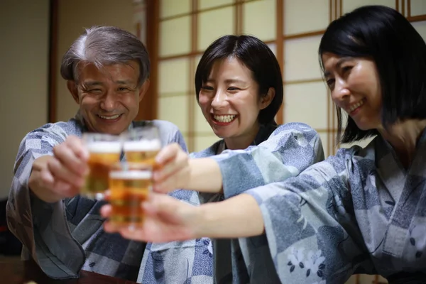 Egy Csapat Boldog Ázsiai Barát Kimonóban Sört Iszik Japán Étteremben — Stock Fotó