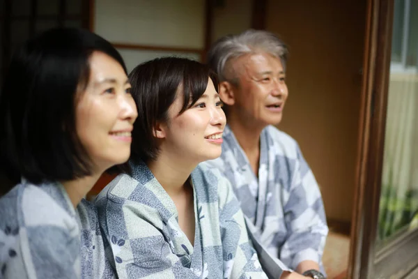 Portré Boldog Ázsiai Család Együtt Kimonóban — Stock Fotó