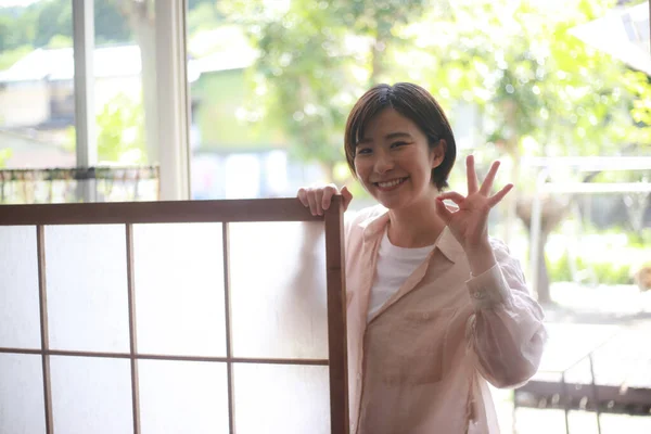 Junge Japanerin Hält Shoji Tür — Stockfoto