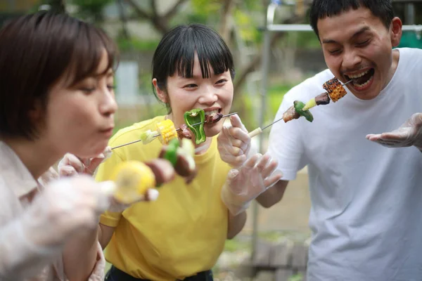 Feliz Asiático Amigos Haciendo Barbacoa Con Verduras — Foto de Stock