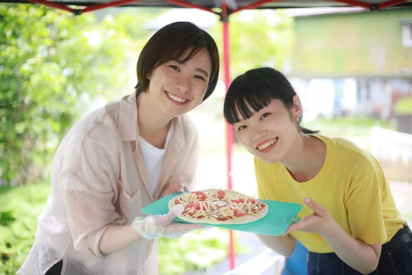 Щасливі Молоді Азіатські Жінки Готують Їдять Під Час Вечірки Відкритому — стокове фото