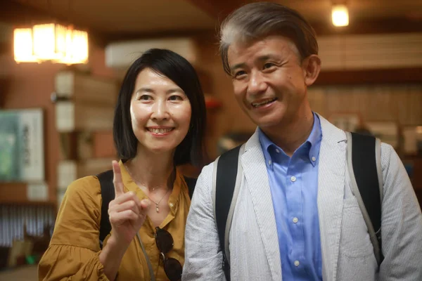 Gülümseyen Japon Resepsiyonist Yaşlı Çifte Otel Odasını Gösteriyor — Stok fotoğraf