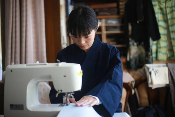 Mujer Joven Que Trabaja Con Máquina Coser — Foto de Stock