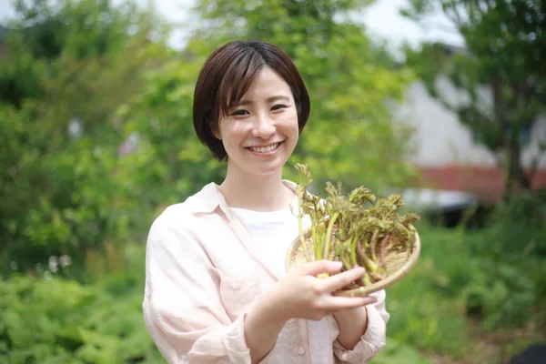 Азіатська Жінка Тримає Зелений Салат Саду — стокове фото
