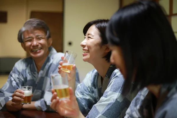Ομάδα Ευτυχισμένων Ασιατών Φίλων Στο Κιμονό Πίνοντας Μπύρα Στο Ιαπωνικό — Φωτογραφία Αρχείου
