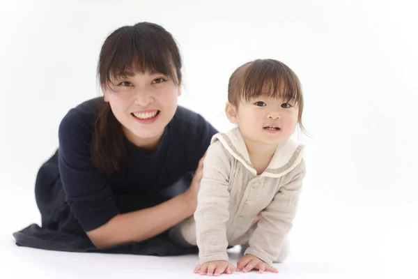 Retrato Uma Feliz Mãe Asiática Seu Bebê Fundo Branco — Fotografia de Stock