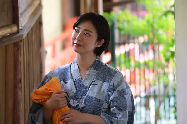 Portret Chińskiej Kobiety Ręcznikiem — Zdjęcie stockowe