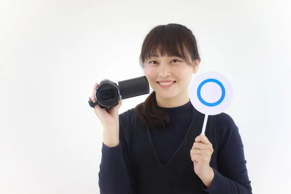 Asiatische Frau Mit Einer Kamera Auf Weißem Hintergrund — Stockfoto