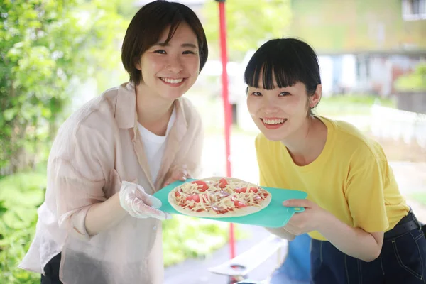 Щасливі Молоді Азіатські Жінки Готують Їдять Під Час Вечірки Відкритому — стокове фото