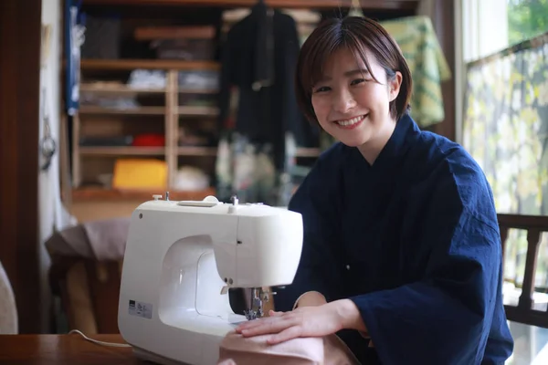 Mujer Joven Máquina Coser Con Hilo — Foto de Stock