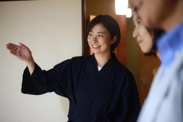Usmívající Japonská Recepční Ukazující Hotelový Pokoj Pro Starší Pár — Stock fotografie