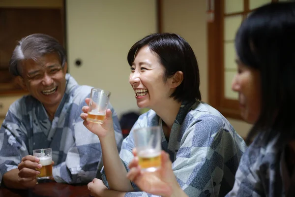 Kimonolu Mutlu Asyalı Arkadaşlar Japon Restoranında Bira Içiyorlar — Stok fotoğraf