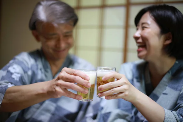 Kimonolu Mutlu Asyalı Arkadaşlar Japon Restoranında Bira Içiyorlar — Stok fotoğraf