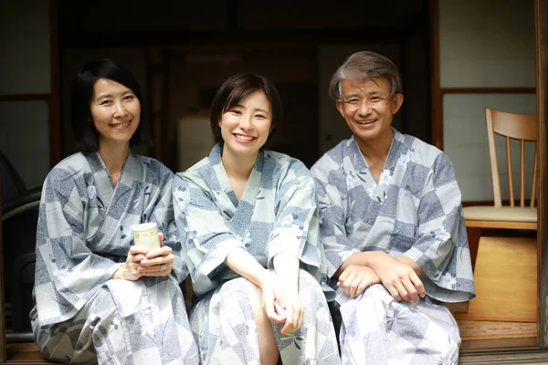 Portré Boldog Ázsiai Család Együtt Kimonóban — Stock Fotó